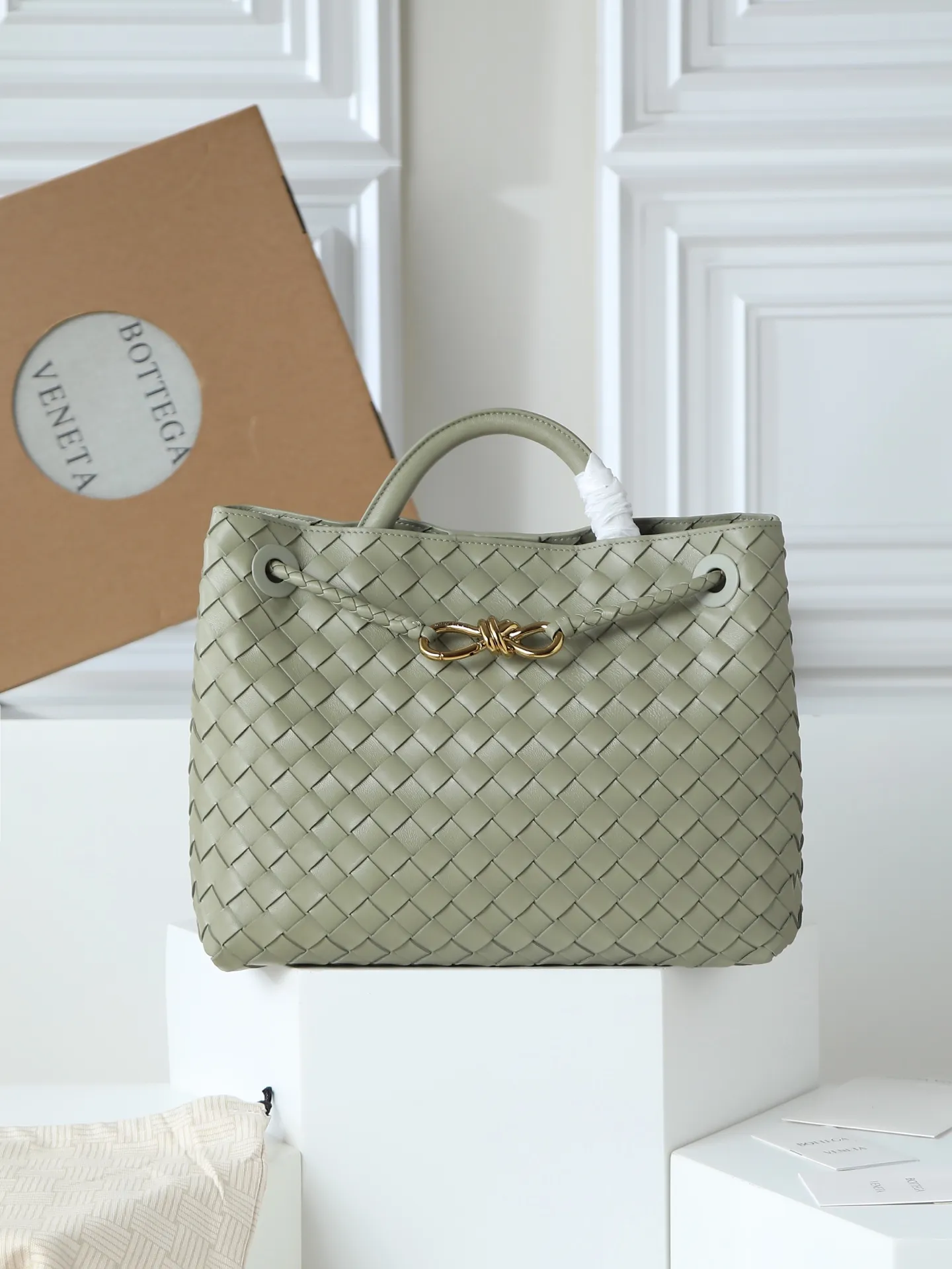 1550. Andiamo is shipping‼ ️Really popular🔥The new Andiamo woven handbag launched by Bottega Veneta this season is really popular all over the world! ! Celebrities at home and abroad have worn it, and Oscar-winning actress Michelle Yeoh has taken it out on the street. Song Jia, Trai Yala, Yu Feihong, Sanji Ayaka, Rosie Hunting-Whiteley, Yoshioka Riho, etc. have all worn this bag. It is classic and versatile and shows off your temperament, and the bag capacity is also large, which is very convenient for daily commuting! ! A variety of carrying methods, the shoulder straps can be adjusted by yourself, the original lambskin feels soft and delicate, and the unisex style breaks gender boundaries and brings a more practical and longer-lasting use experience. Andiamo, which has both elegant and casual styles, perfectly interprets the true appearance of "fashionable old money style". Style number: 766016 Size: 32*24*12